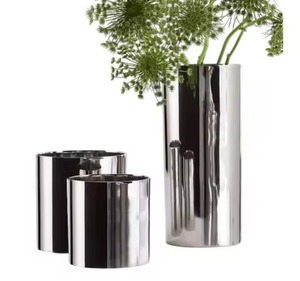 Vase en métal en laiton de luxe porte-fleurs décoratif pour la décoration intérieure centre de table moderne pour le style de salon et de bureau - Product Image 5