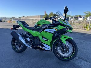 Explora Nuestras Motocicletas Kawasaki EX500 Ninjas 500 SE KRT de Alta Calidad, Modelo 2025, LISTAS PARA ENVÍO A TODO EL MUNDO - Product Image 5