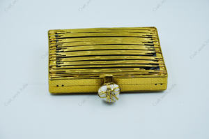 Pochette de soirée en métal doré de luxe avec un design à panneaux côtelés linéaires, fabriquée à la main, pour les mariages et les cocktails - Product Image 2