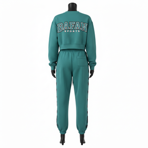 Conjunto Deportivo Premium para Mujer, Top Corto y Pantalones Jogger de Felpa de Algodón y Poliéster de 320 GSM, Color Verde Azulado, con Franja Lateral y Logotipo Bordado - Product Image 2