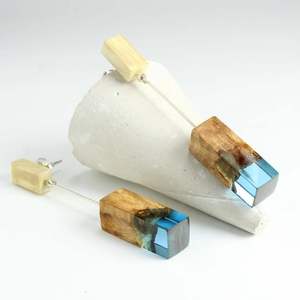 Boucles d'oreilles pendantes géométriques carrées faites à la main en résine et bois, motif cœur d'ange, avec feuille d'or, noir et blanc, au design saisissant et chaleureux - Product Image 1