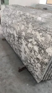 Dalle de marbre blanc de l'Alaska Pierre naturelle polie au design moderne pour les espaces intérieurs et extérieurs Grande dalle unique d'Inde - Product Image 5