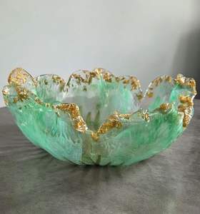 Bol de service en résine unique conçu pour le service de salade de présentation de fruits ou comme pièce maîtresse pour la table à manger ou à café - Product Image 6