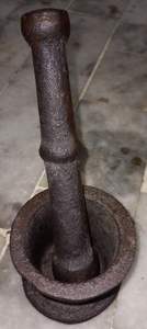 Moulin à épices et herbes traditionnel en fonte de petite taille, robuste - Product Image 5