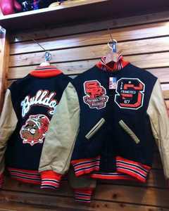 Chaqueta de hombre Varsity azul claro altamente personalizada con mangas de cuero y bordado de chenilla estilo Letterman de béisbol universitario - Product Image 3