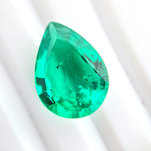 Verde Esmeralda cultivado en laboratorio colombiano Certificado por terceros para diseñador de joyas en corte de pera 10x14mm - Product Image 3