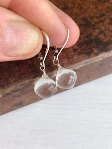 Boucles d'oreilles pendantes en quartz cristal transparent, facettées, délicates, pour usage quotidien, en argent sterling 925, pierre de naissance de avril, clarté cristalline - Product Image 2