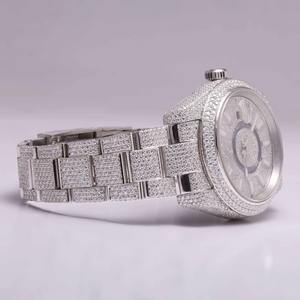 Reloj de pulsera de diamantes de acero inoxidable de plata elegante para mujer de excelente calidad con reloj de cuarzo de lujo de moda disponible para la venta - Product Image 2