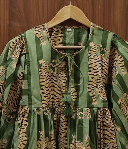 เดรสมินิเดรสสั้นพิมพ์ลายเสือเสื้อทูนิคคอลึกมีเชือกปิด - Product Image 2