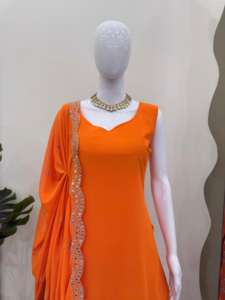 Sharara de Georgette Sintética con Elegancia Étnica Hecha a Mano, Top con Lentejuelas y Mangas Adicionales, Plazo y Dupatta Completamente Cosidos - Product Image 3