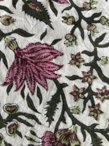 Tissu en coton imprimé à la main, base blanche avec motif floral rose et feuilles vertes - Product Image 3