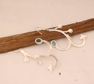 Boucles d'oreilles en topaze bleue faites à la main pour femmes avec pierre de coupe ovale et motif d'abeille florale en argent sterling 925 - Product Image 3