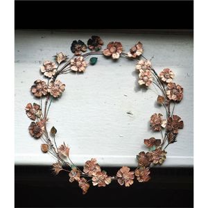 Décoration murale ronde en métal vintage avec des feuilles, décoration d'automne et de Noël, ornement floral en métal durable pour la décoration de la véranda et du bureau - Product Image 4