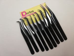 Pinzas de pestañas de plasma negro de acero inoxidable duraderas, extensión de pestañas, punta de fibra en forma de L de volumen curvo de 90 grados sostenible - Product Image 4