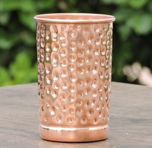 Verre à vin en cuivre de conception inspirée martelée disponible en quantité en vrac et à un prix abordable - Product Image 1