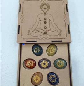 Calidad superior en Soha Agate Piedra natural Juego de equilibrio de siete chakras con símbolos grabados-Reiki y herramientas de Yoga a la venta - Product Image 1