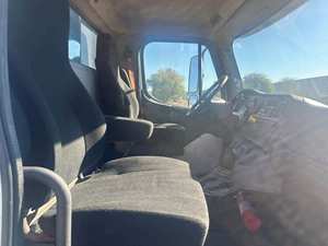 Offre authentique : Camion plateau d'occasion 2018 M2 106 de 24 pieds - 240 CV, boîte automatique 6 vitesses, exportation mondiale - Product Image 2