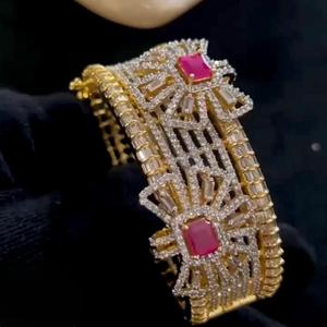 Magnifique bracelet ouvrable de qualité supérieure avec finition or et zircon cubique, idéal pour les occasions modernes et traditionnelles, à porter par les femmes. - Product Image 1