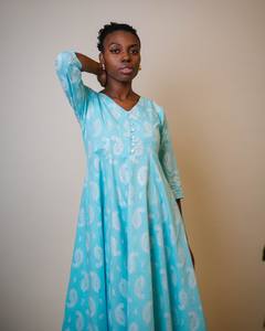 Vestido Casual de Algodón Azul Plateado con Estampado Floral Bohemio y Luna Plateada Estampada a Mano - Product Image 2