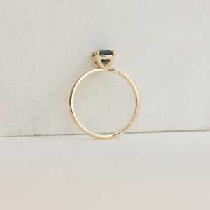 Anillo de Topacio Azul Londres con Corte Octogonal y Engaste de Puntas, Plata de Ley 925 Maciza con Baño de Oro, Banda Minimalista para Mujer, Compromiso, Fiesta - Product Image 5