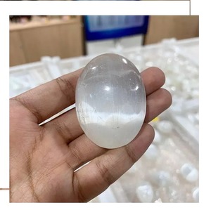 Pierre de palmier en sélénite de qualité exportatrice pour la méditation ou le nettoyage et l'énergie positive disponible au prix de gros - Product Image 4