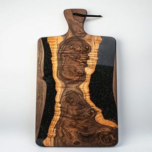 Tabla de cortar de resina artística hecha con capa de resina brillante y tono de madera rico, perfecta para uso diario en la cocina y chapado fino - Product Image 6