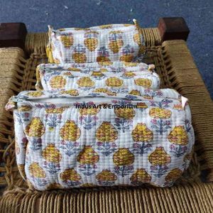 Bolsa de gasa de viaje cosmética acolchada reutilizable de algodón con estampado Floral indio hecho a mano de la mejor calidad, neceser al por mayor - Product Image 4