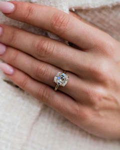 Anillos de diamantes de lujo asequibles a su alcance, un anillo de diamantes como una alianza de boda única disponible a un precio asequible - Product Image 6