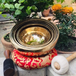 ชามร้องเพลงการทําสมาธิทิเบตโลหะตอกมือพร้อมผู้ตีจากเนปาลชามร้องเพลงทองเหลืองตอกมือใหม่ที่สวยงาม - Product Image 3