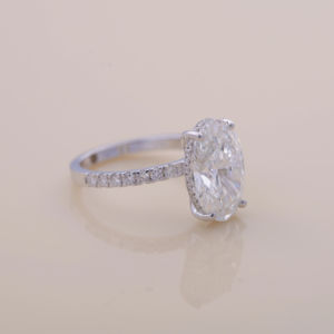 Anillo de Compromiso con Diamante Cultivado en Laboratorio de Corte Ovalado de 3.00Ct con Banda Pavé con Halo Oculto en Oro Blanco, Rosa y Amarillo de 18K - Product Image 2