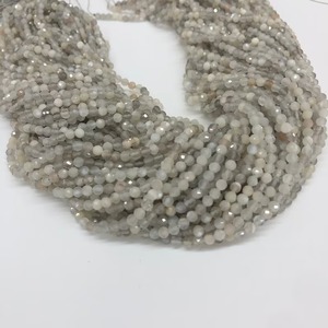 Perles de pierre de lune grise naturelle et de cristal micro-facettées 3mm/4mm, certifiées par un tiers du Rajasthan - Product Image 2