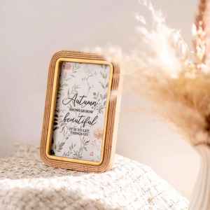 Cadre photo en bois rustique fabriqué à la main Design en bois d'acacia et rotin écologique pour la décoration de table de bureau à domicile et les cadeaux - Product Image 5