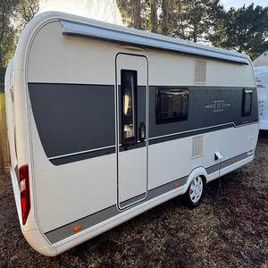 Caravane de style hobby de qualité supérieure, structure en aluminium robuste, intérieur spacieux pour 4 à 6 personnes, conduite confortable - Product Image 5
