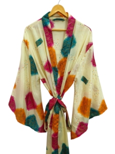 Robe kimono patchwork à la mode, couvre-bikini, vêtement de nuit, robe longue, kimono en soie recyclée vintage indienne fait à la main - Product Image 2