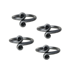 Anillos de servilleta metálicos elaborados con proporciones armoniosas, textura suave y sofisticación duradera para mesas de primera calidad. - Product Image 5