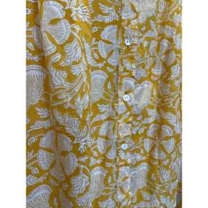 Blusa de Popelina Formal para Mujer con Estampado Floral Hecho a Mano y Bordado, Cuello Asimétrico, Campo de Oro, Talla XL - Product Image 2