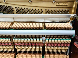 เปียโนตั้งพื้นญี่ปุ่น Burgundy Kawai BL71s BL71 เปียโน KAWAI มือสอง เสียงโทนอุ่น ได้รับการรับรองจากผู้ซื้อทั่วโลก - Product Image 6