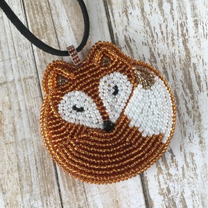 Charme brodé de fleurs d'hibiscus en perles de verre faites à la main, pour mariage, remise de diplôme, imperméable, écologique, personnalisable, logo mixte - Product Image 5