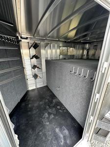 Remolque de aluminio para ganado con capacidad para 8 vacas, puerta lateral y ventanas de ventilación - Product Image 6