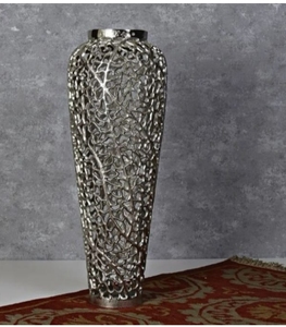 Esta maceta contemporánea de aluminio crea un punto de enfoque elegante con un acabado metálico refinado y duradero. - Product Image 6