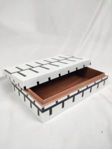 Boîte à bijoux en bois MDF incrusté de motifs floraux rectangulaires polis et faits à la main, emballage élégant pour bijoux précieux - Product Image 6