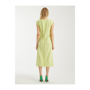 เดรสผ้าคอตตอนผสมวิสโคส คอวี ความยาวปานกลาง สไตล์ลำลอง - Product Image 4