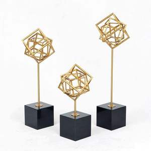 Hermosa escultura de metal hecha a mano para regalo de boda con un diseño elegante que combina con el sofisticado estilo de decoración del hogar - Product Image 2