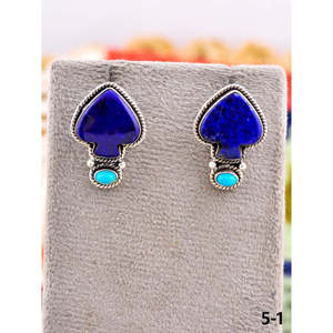 Pendientes de botón estilo Suroeste con lapislázuli y turquesa Kingman, hechos a mano con plata de ley y engaste de bisel por Post Spade - Product Image 3