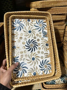 Plateau de service en bambou fait main, écologique, en rotin tressé avec motif incrusté de nacre - Product Image 5