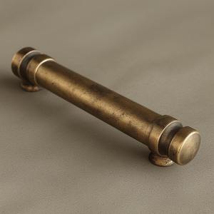 Poignée de porte en laiton rond courbe en bronze, design moderne avec gravure florale élégante pour la décoration intérieure classique et l'utilisation en cuisine - Product Image 3