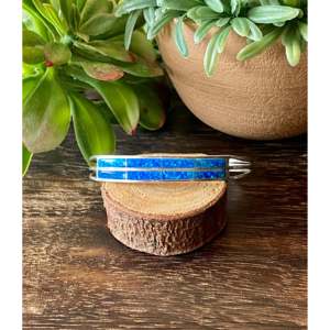 Brazalete Navajo Hecho a Mano con Incrustaciones de Ópalo Azul y Plata de Ley, Joyería Cultural Coleccionable - Product Image 1