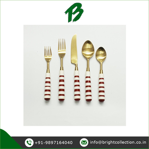 ชุดช้อนส้อมด้ามเรซิ่นสีแดงและสีขาวคุณภาพเยี่ยมชุดช้อนส้อมสแตนเลสแฮนด์เมด 5 ชิ้นสําหรับผู้ซื้อทั่วโลก - Product Image 2