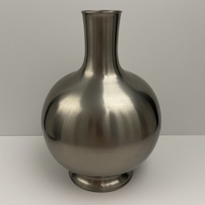 Jarrón de metal hecho a mano con acabado de pátina antigua, detalles artesanales diseñados para aportar elegancia atemporal, Interior decorativo moderno - Product Image 1