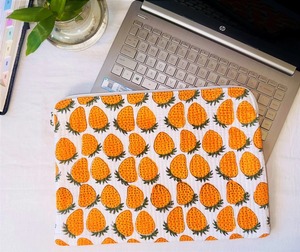 Sac d'affaires durable fait à la main matelassé 100% coton élégant motif fraise pochette pour ordinateur portable iPad - Product Image 3